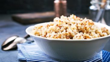 Does quinoa have gluten or carbs?