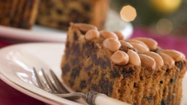 Does refrigerating cake dry it out?