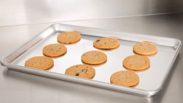 Does the type of cookie sheet affect the cookies?