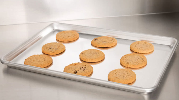 Does the type of cookie sheet affect the cookies?