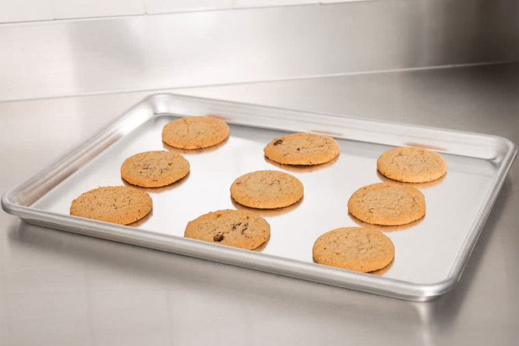 Does the type of cookie sheet affect the cookies?