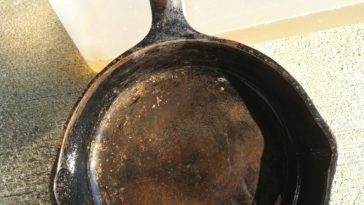 Does vinegar harm cast iron?
