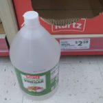 Does vinegar remove grease?
