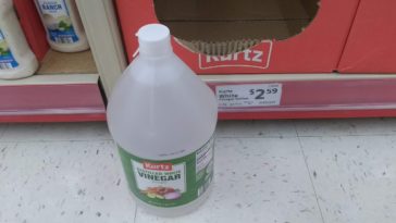 Does vinegar remove grease?