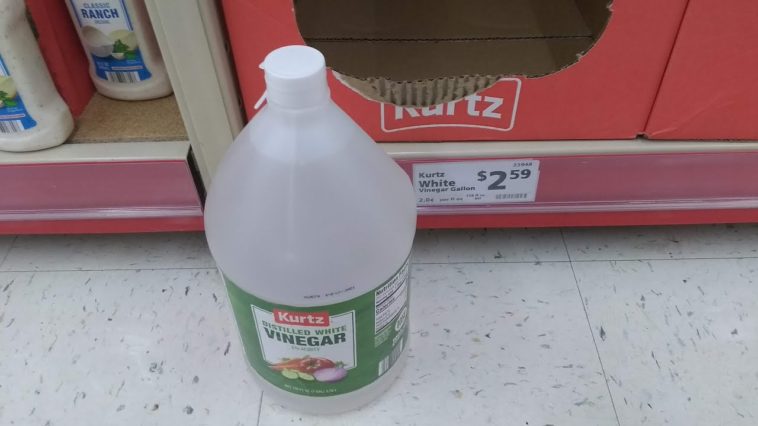 Does vinegar remove grease?