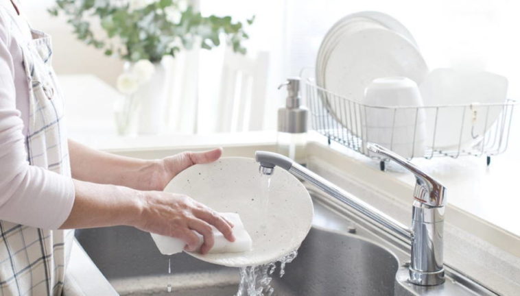 Does washing dishes ruin your hands?