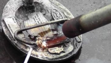 How can you tell if a pot is metal?