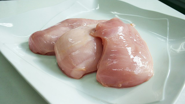 How can you tell if raw chicken is spoiled?