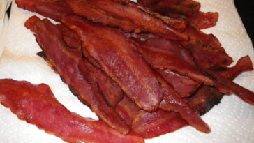 How cooked should turkey bacon be?