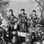 How do Hawaiians dress?