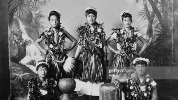 How do Hawaiians dress?