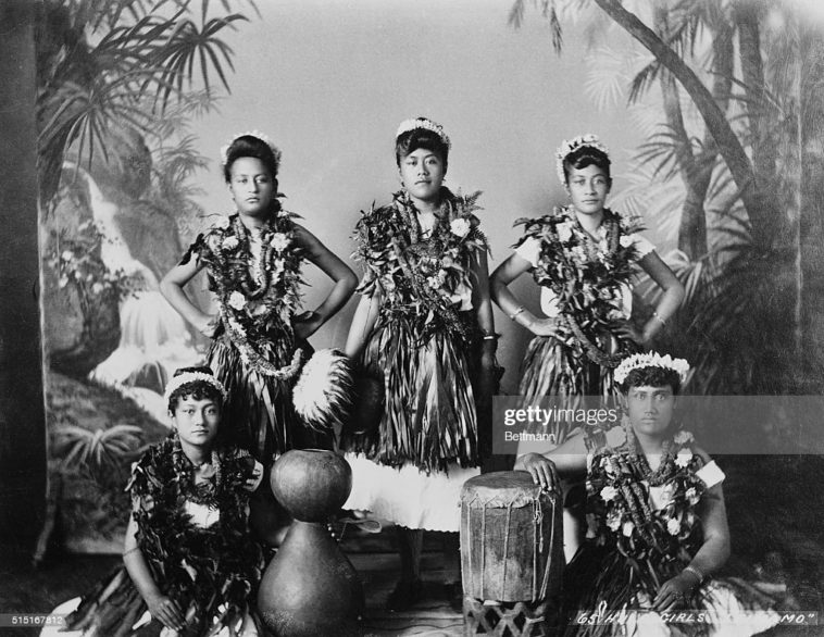 How do Hawaiians dress?