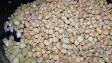 How do I know when to pick crowder peas?