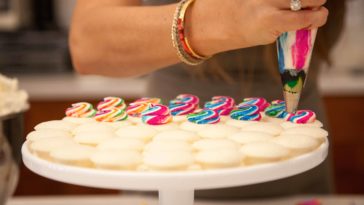 How do I make icing thicker for decorating?