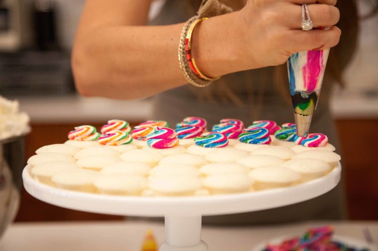 How do I make icing thicker for decorating?