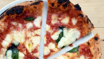 How do Italians eat pizza?