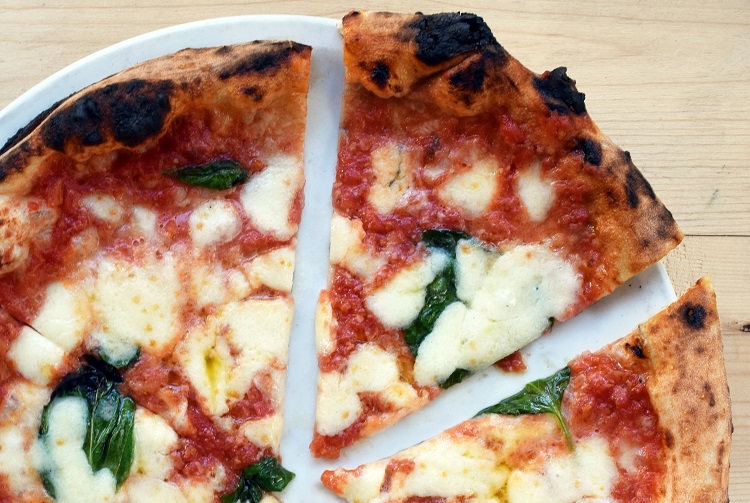 How do Italians eat pizza?