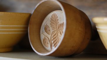 How do butter molds work?