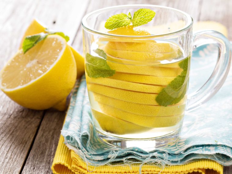 How do you cut lemon and lemon water?