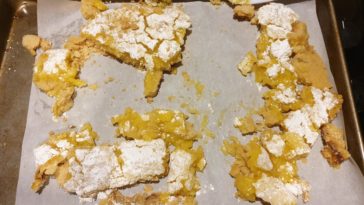 How do you cut lemon bars cleanly?