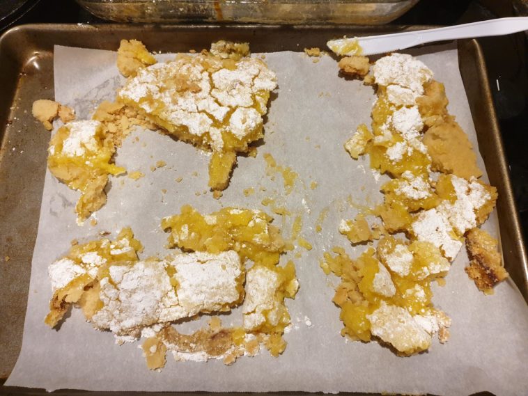 How do you cut lemon bars cleanly?