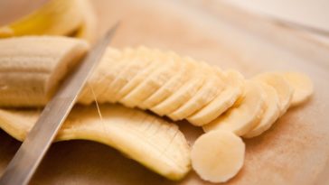 How do you dry bananas in the microwave?