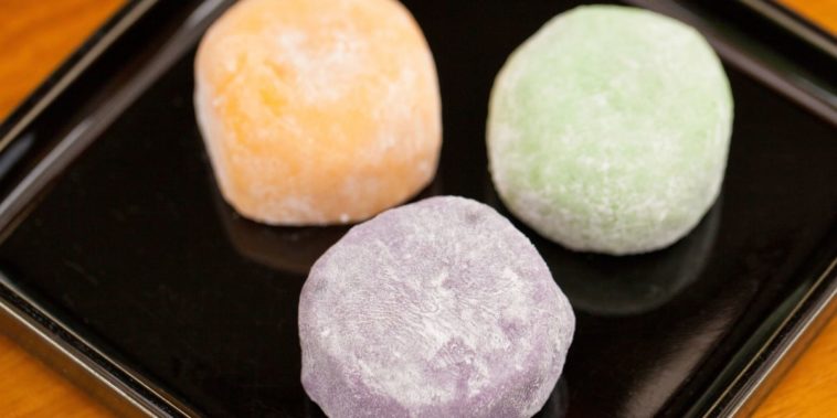 How do you eat mochi balls?