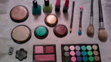 How do you get fondant to stick to itself?