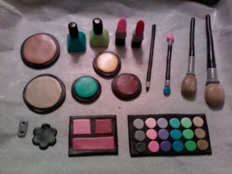 How do you get fondant to stick to itself?