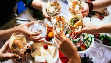 How do you host a French dinner party?