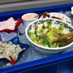 How do you keep food cold in a Bentgo box?