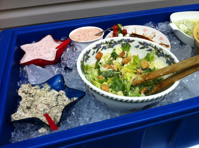 How do you keep food cold in a Bentgo box?