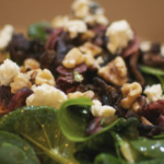 How do you keep salad crispy?