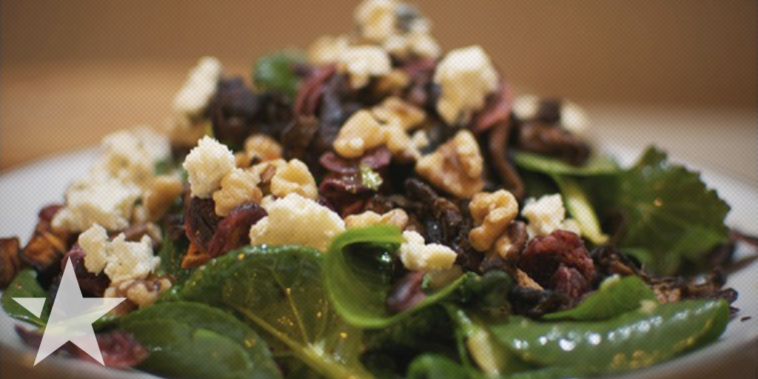 How do you keep salad crispy?