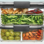 How do you keep salad fresh in a container?