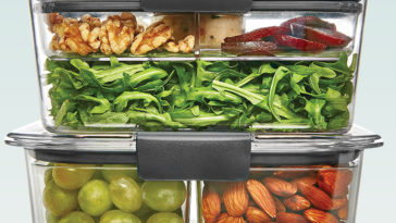 How do you keep salad fresh in a container?