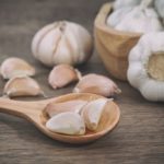 How do you know garlic is bad?