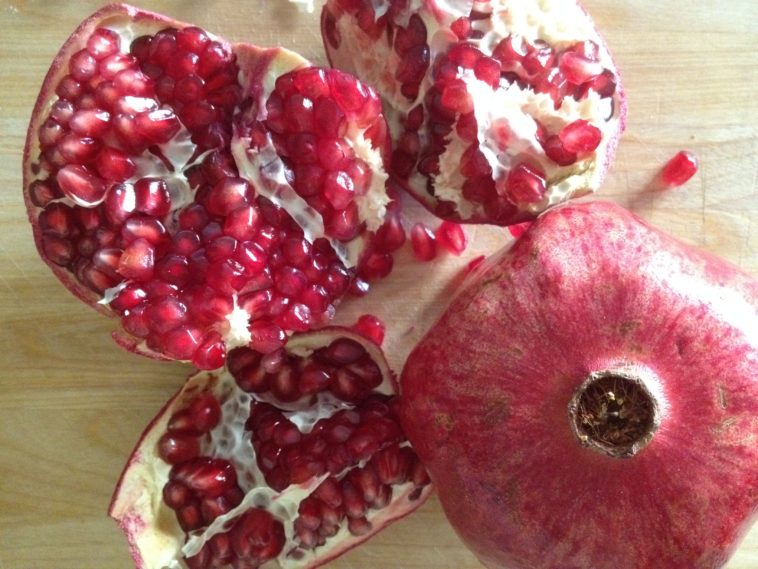 How do you know if a pomegranate is ripe?