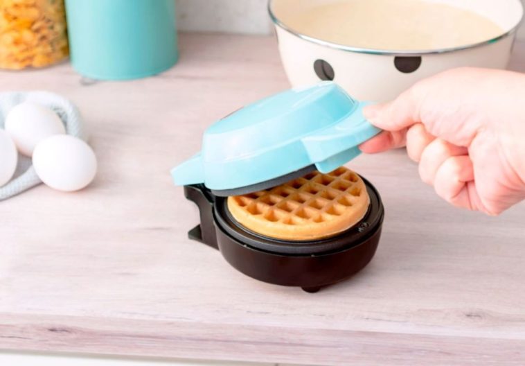 How do you know when mini waffle maker is done?
