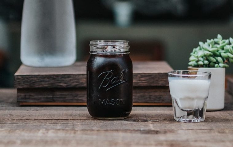 How do you make cold brew coffee in a big mason jar?
