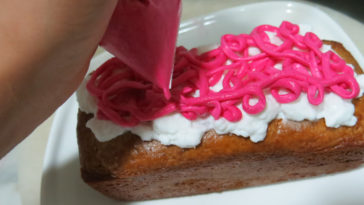 How do you make homemade icing bags?