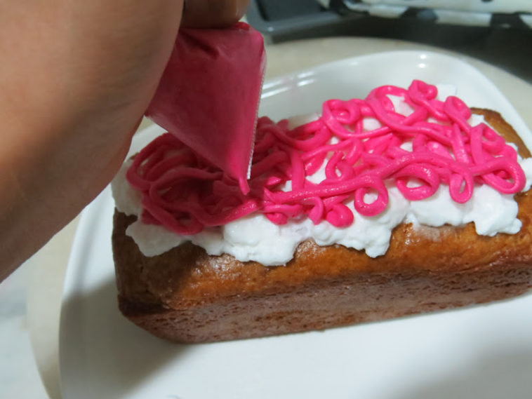 How do you make homemade icing bags?