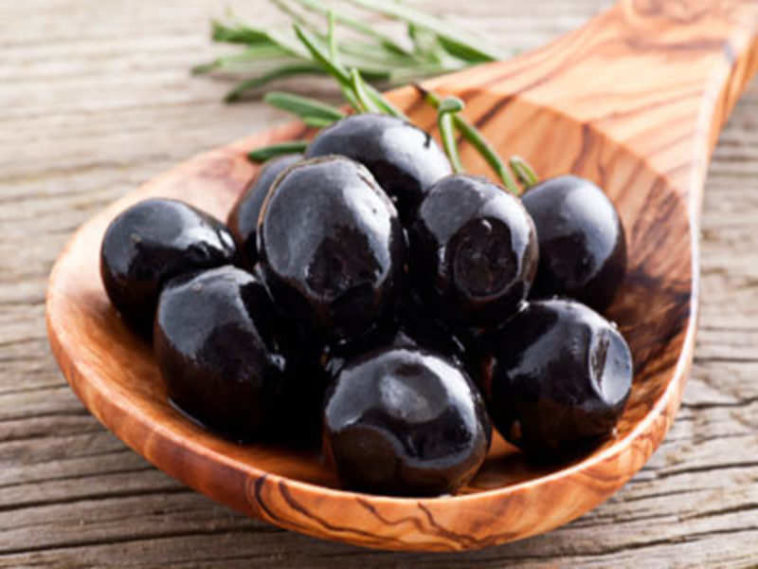 How do you prepare black olives to eat?