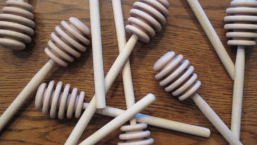 How do you store a wooden honey dipper?