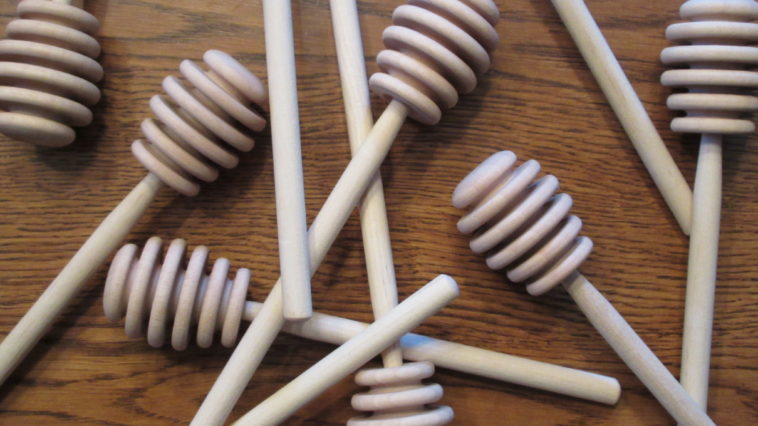 How do you store a wooden honey dipper?