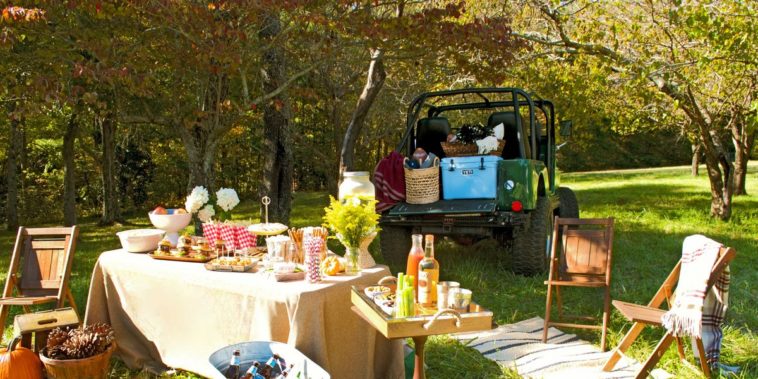 How do you throw a tailgate party at home?