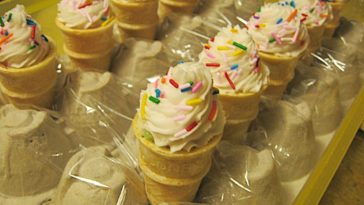 How do you transport cupcakes?