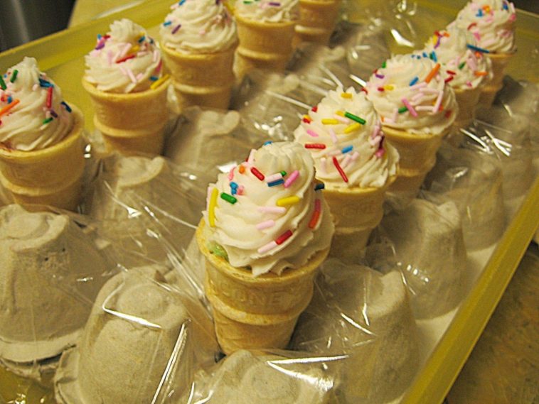 How do you transport cupcakes?