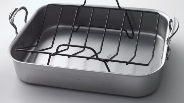 How do you use a roasting pan?