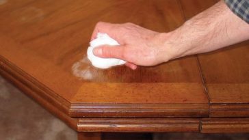 How does toothpaste remove heat marks from wood?